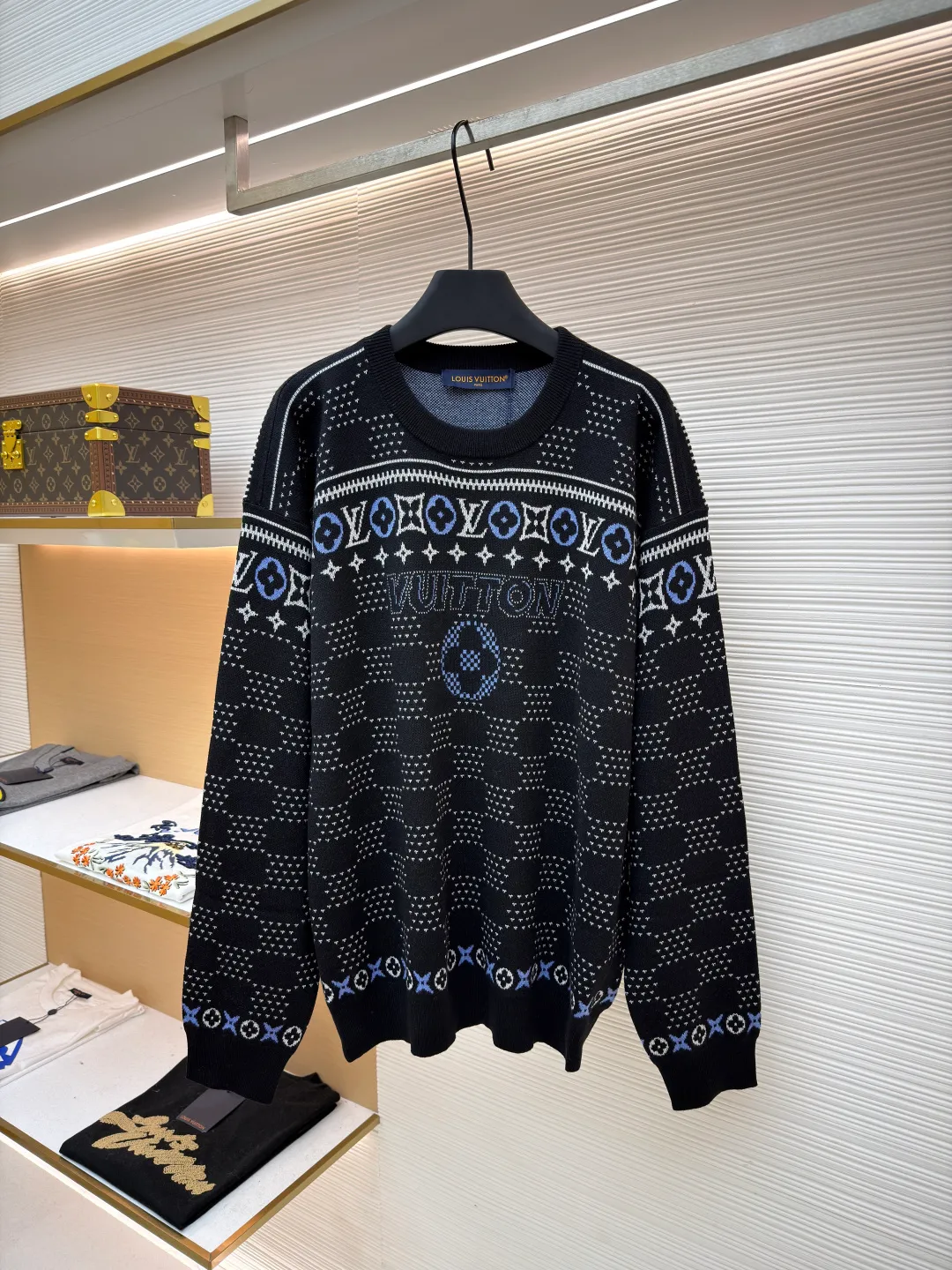 LOUIS VUITTON ski series jacquard knitted sweater ●Original version: purchased and developed for 12800 ●Item number: 1680728-B25 ●Fabric: sheep wool blended fabric ●Technology: jacquard texture ●Version: fitted version ●Size: XS-S-M-L ●Description: Made of custom-made sheep wool blend fabric, it outlines the classic pattern and brand logo jacquard texture on a deep background, and then reimagines the Fair Isle sweater with a soft dropped shoulder design, all-over LV Fair Isle jacquard, embellished with Damier and Monogram details, with Vuitton in the center The logo jacquard, ribbed collar, cuffs and hem can be matched with bottoms of the same season to create a fashionable look. It can be worn with a ski jacket or light up the bonfire to suit various occasions. Customized accessories, complete with three labels, same style for men and women!